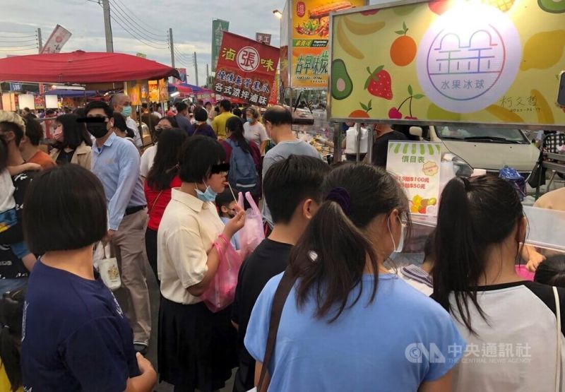 ▲嘉義市「湖美夜市」營運1個月逾200攤進駐，但因土地使用不符規定，市府依法裁處新台幣6萬元罰鍰。業者19日表示，即日起停業。圖為湖美夜市16日營運情形。（圖／中央社）