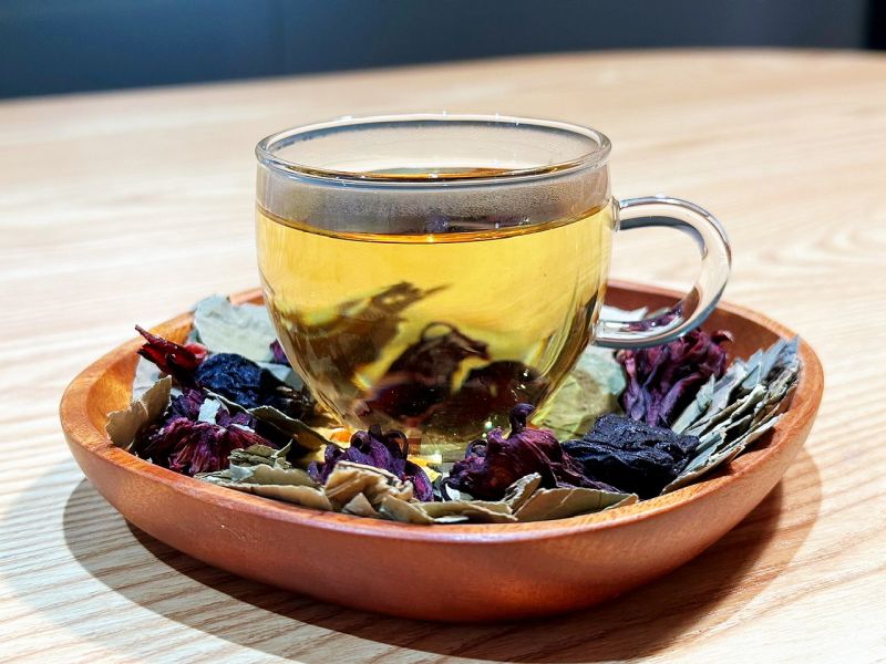 ▲吃粽子搭配漢方茶飲，可以降低胃腸功能不適的機率。（圖／馬光中醫提供）
