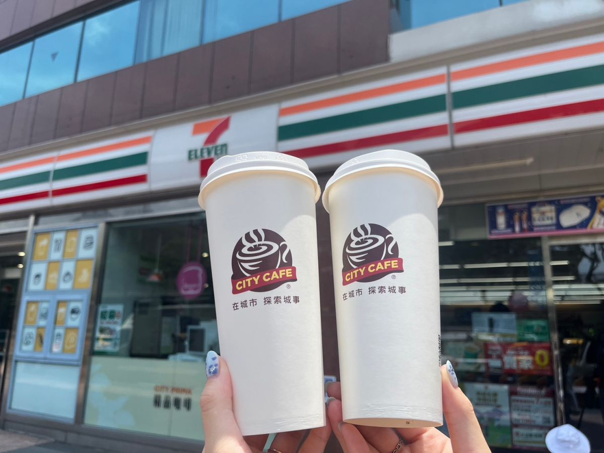 ▲7-11中元節咖啡限定優惠，包括特大杯美式5杯、特大杯拿鐵4杯都只要188元開喝，可寄杯、互換冷熱。（圖／記者鍾怡婷攝）