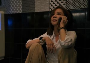 ▲謝盈萱在劇中飾演文宣部副主任一職，幫助被性擾擾的亞靜（王淨 飾）。（圖／Netflix）