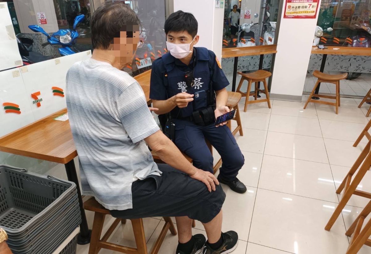 ▲陳男欲購買2萬元點數給女兒玩遊戲，超商店員察覺有異立即請求警方協助，員警到場了解事情原委後，立即識破詐騙集團慣用手法。（圖／記者郭凱杰翻攝）