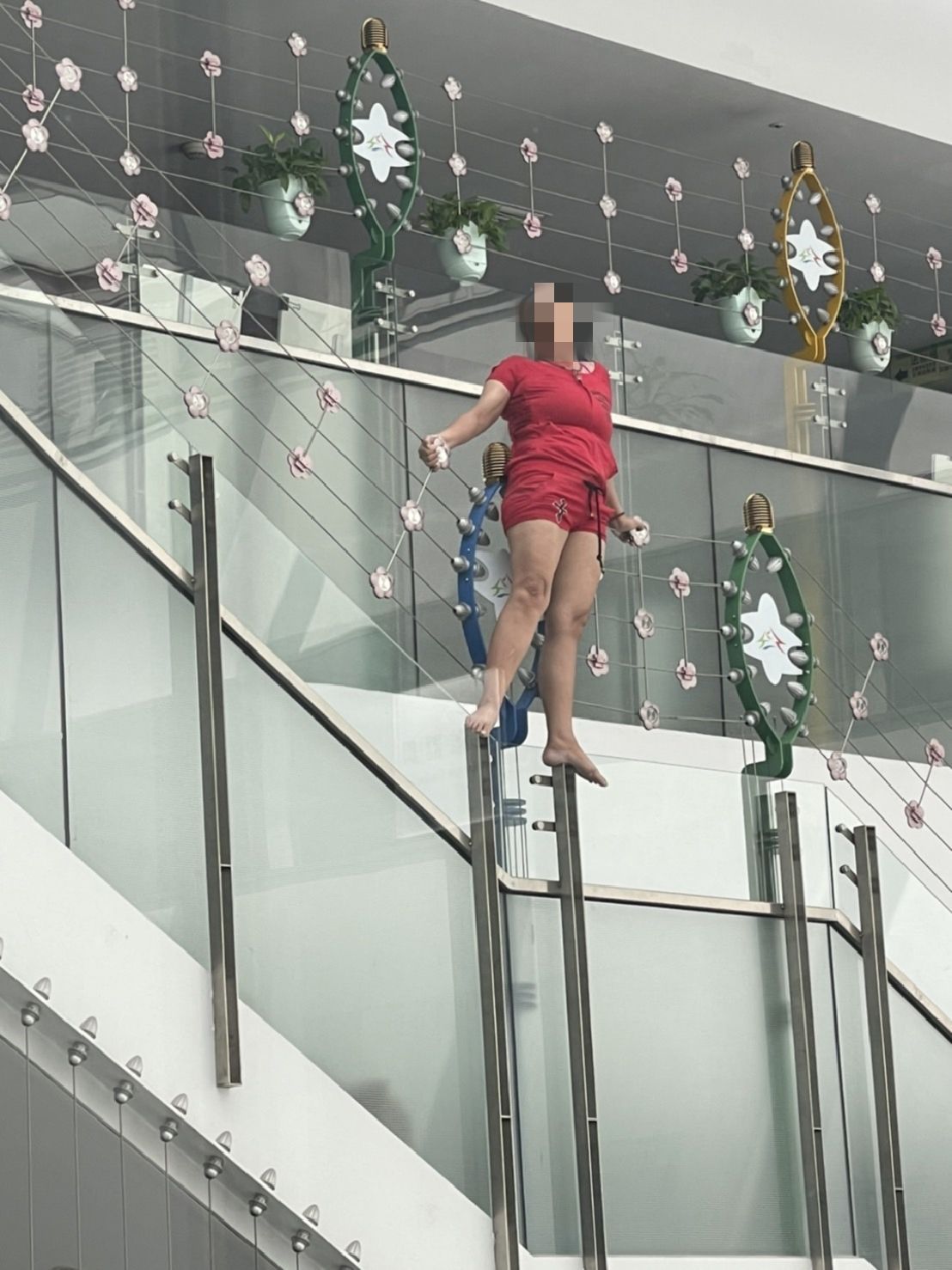 ▲中市政府有女姓民眾情緒激動在8樓腳跨出護欄外(圖／民眾提供2023.6.20)