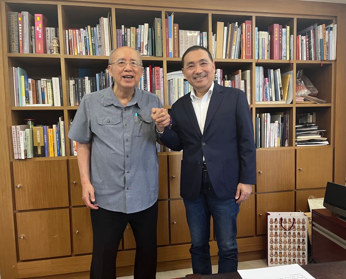 ▲侯友宜今拜會國民黨前主席吳伯雄，吳伯雄呼籲藍軍支持者團結，相信侯友宜最終一定能夠勝選。（圖／國民黨提供）