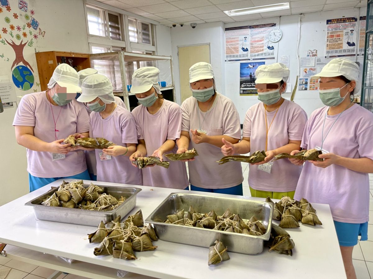 ▲收容人包粽子活動。（圖／移民署提供）