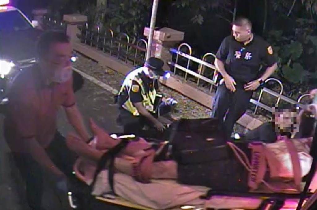 ▲警消到場後，立刻協助蘇男送醫，但經搶救仍宣告不治。（圖／翻攝畫面）