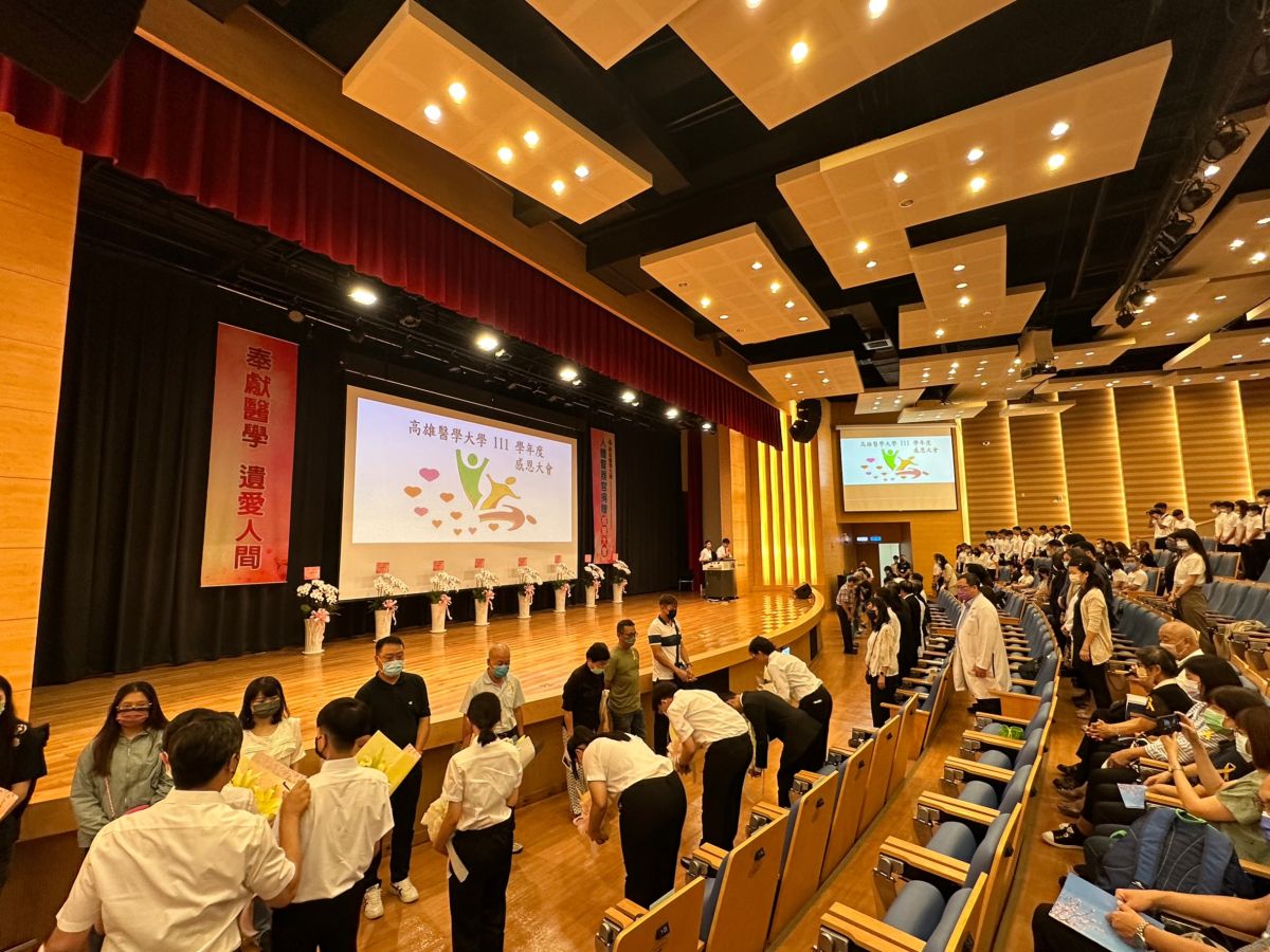▲高雄醫學大學今天舉辦111學年度人體暨器官捐贈感恩大會，感謝大體老師的無私奉獻、高醫大學學生們也獻花給大體老師、器官捐贈及病理解剖老師家屬。（圖／高醫大提供）