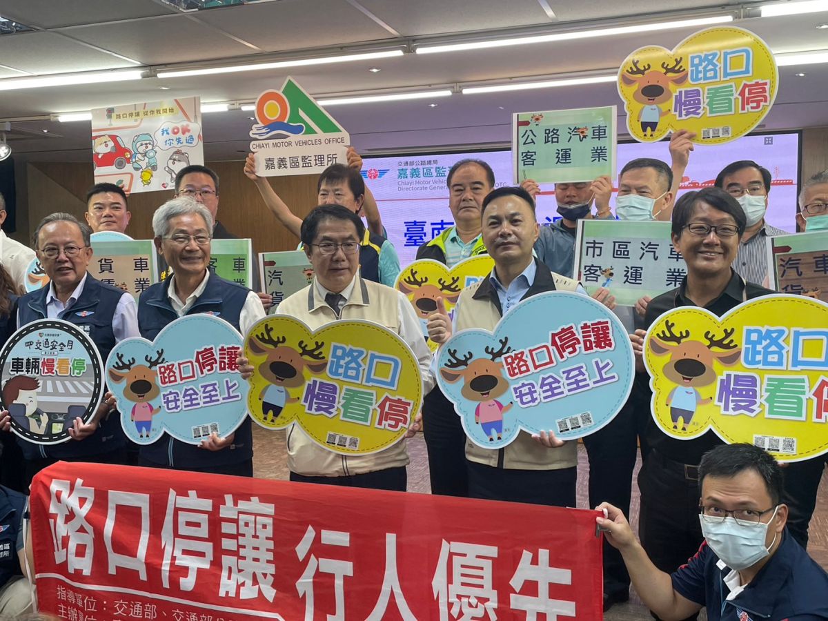 ▲台南市長黃偉哲與9大運輸業代表共同宣示提升路口行車安全決心（圖／記者林怡孜攝，2023,06,20）