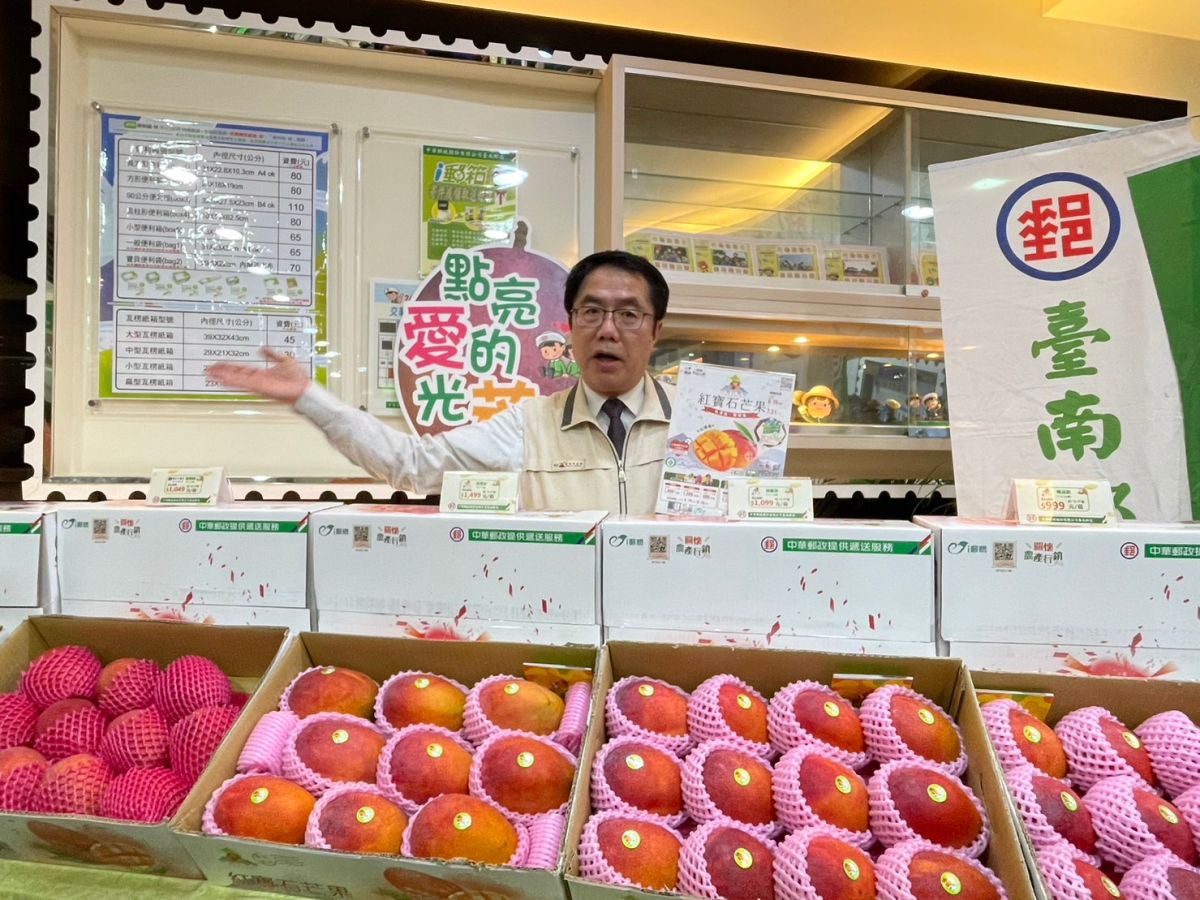 ▲最佳農產代言人台南市長黃偉哲賣力推銷台南芒果，鼓勵民眾以行動支持優質水果還能做公益（圖／記者林怡孜攝，2023,06,20）