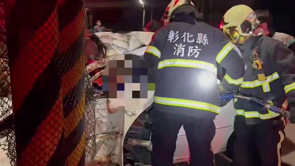 ▲警消趕抵後，第一時間使用破壞工具，協助王男及陳男脫困。（圖／翻攝畫面）