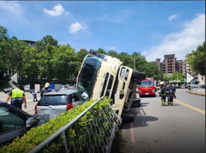 ▲水泥預拌車失控翻覆，波及一旁2台自小客車。（圖／翻攝自記者爆料網）