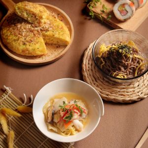 ▲海鮮大阪燒、竹簍蕎麥冷麵、溫泉蛋和醋飯壽司。（圖／枝仔冰城提供）