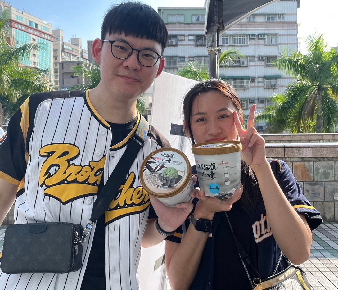 ▲現場許多球迷不是手拿冰棒就是抱著一桶冰。（圖／品牌提供）