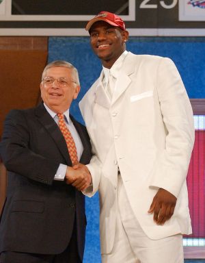 ▲「詹皇」LeBron James在2003年選秀大會上以狀元身分被克里夫蘭騎士選中。（圖／美聯社／達志影像）