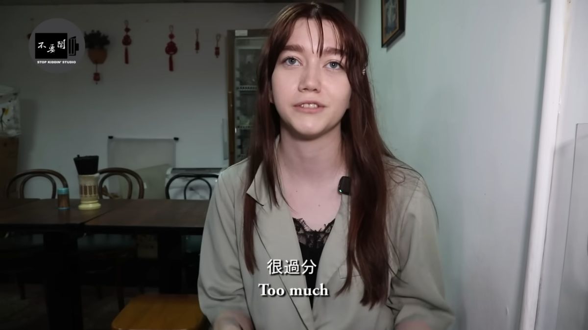 ▲美國一位21歲正妹Yana，近期被「領養」來台灣，讓一對阿公阿嬤來照顧，然而兩位長輩的1行為，卻讓她直呼「太過份」了。（圖／YT@不要鬧工作室）