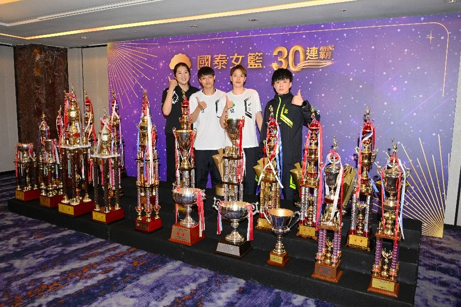 ▲國泰女籃舉辦感恩晚宴，把30座冠軍金盃在晚宴現場一字排開，展示隊史輝煌豐碩的戰果。官方提供