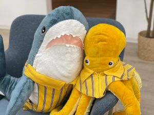 ▲IKEA填充玩偶也受小朋友歡迎，鯊魚還夯到衍生出「鯊鯊包」等相關產品。（圖／IKEA提供）