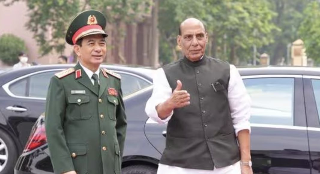 ▲印度國防部長辛格和越南國防部長潘文江進行雙邊會談。（圖／翻攝自辛格官方推特）