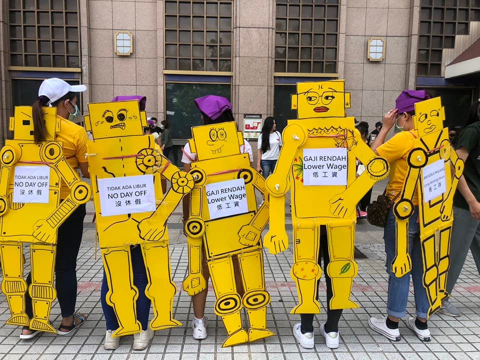 ▲移工團體製作人形立牌標語。（圖／台灣國際勞工協會）