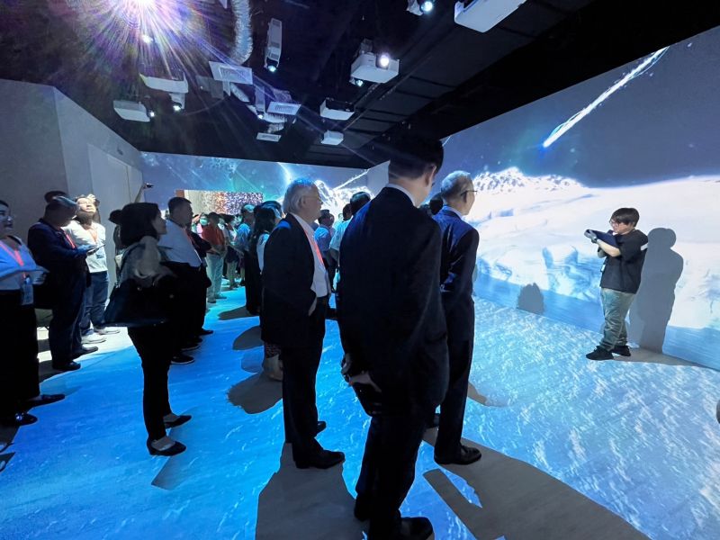 ▲參訪團參訪方陣聯合5G AIoT成果,沉浸AR、VR等光影科技。(圖/高雄市經發局提供)