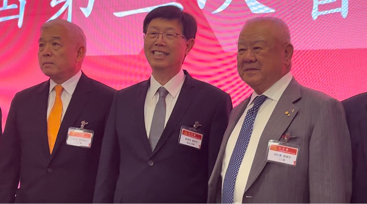 ▲鴻海董事長劉揚偉（圖中）今（21）日於三三企業交流會，以「Q世代來臨！台灣如何面對量子科技？」為題發表演講。（圖／記者鄭妤安攝）