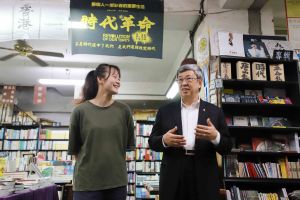 成年禮金60萬人註冊!陳建仁帶路逛書店、意外曝光愛看「柯南」