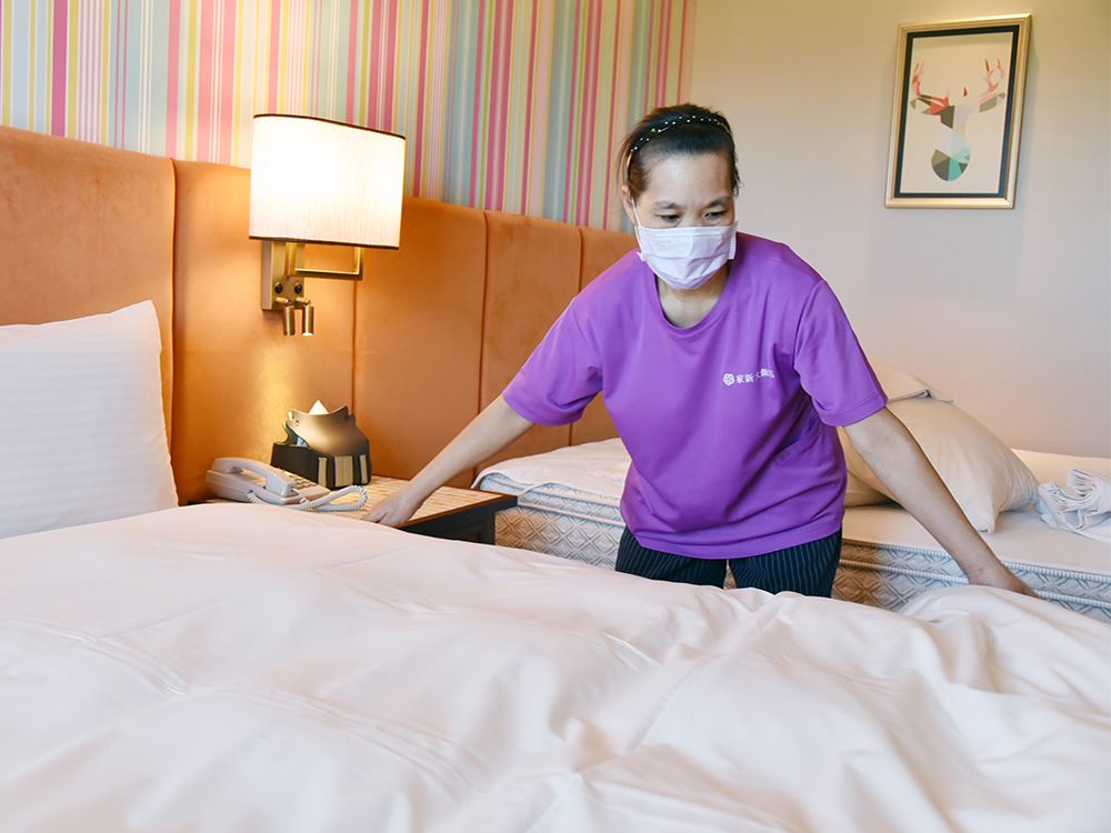 ▲人力銀行調查指出，觀光業徵才緩步回溫，5成5下半年開缺，星級飯店、主題樂園、飯店商場（示意圖／雲嘉南分署提供）