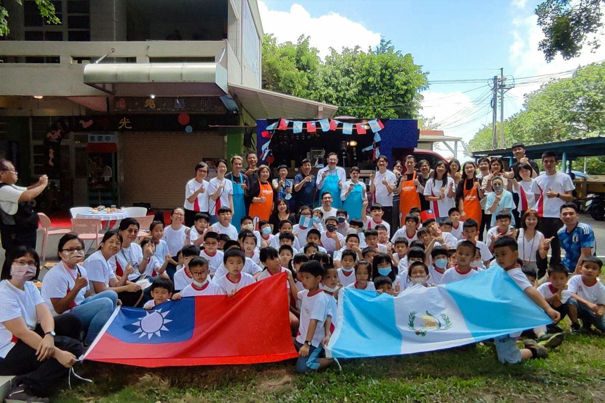 ▲「瓜地馬拉咖啡胖卡車全台走透透」前進雲林光復國小，中美洲經貿辦事處主任廖鴻達、瓜地馬拉大使駐台大使巴迪亞（Oscar Adolfo Padilla Lam）伉儷均共同參與（圖／中美洲經貿辦事處提供）