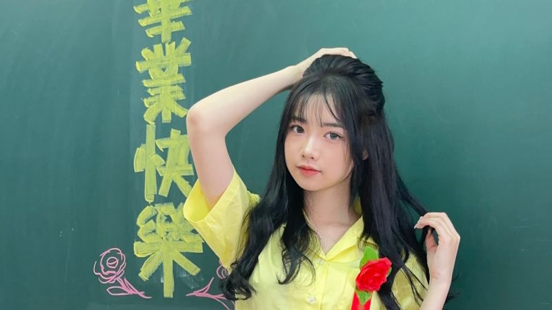 ▲弘文高中校花「Nancy奈希」畢業了，收到學長花圈浪漫告白：「有妳的高中是彩色的！」（圖／奈希IG）