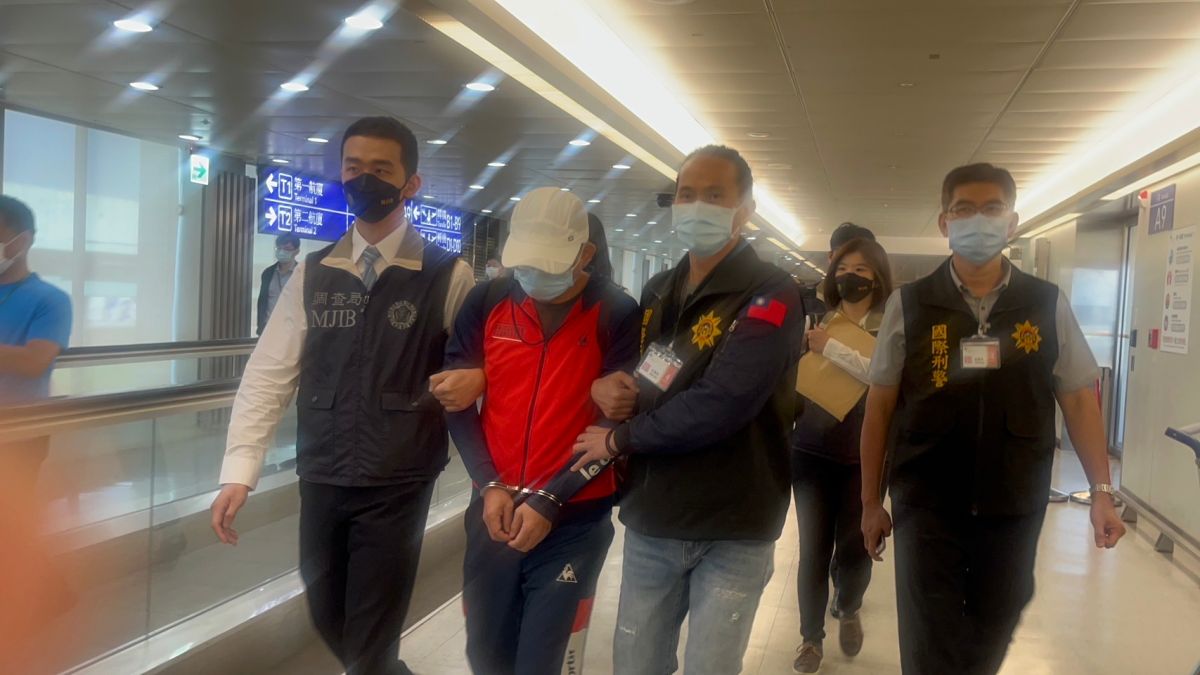 ▲前康友董座黃文烈（中）在泰國落網後，21日下午被押解返台歸案（圖／調查局提供，2023.06.21）