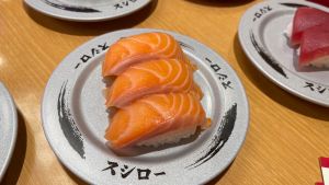 壽司郎「鮭魚一貫20元」!今起生鮭魚2+1只要60元 7天限時開吃 ▲台灣壽司郎5週年慶,攜手樂桃航空大贈peach點數1萬點划算買機票!今再推出「生鮭魚2+1只要60元」優惠,換算下來鮭魚一貫才20元,號召鮭魚控限時7天開吃啦。(圖/壽司郎提供)