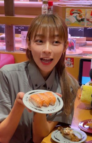 ▲啦啦隊女神林襄現身壽司郎開吃鮭魚啦。（圖／壽司郎提供）