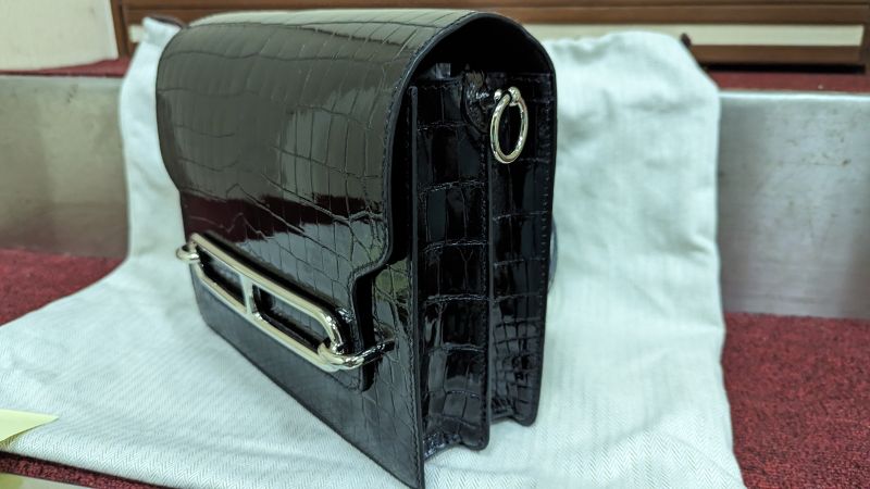 ▲im.B吸金案,法務部行政執行署台北分署28日拍賣主嫌及女友的愛馬仕包、LV古董箱(圖/台北分署提供)