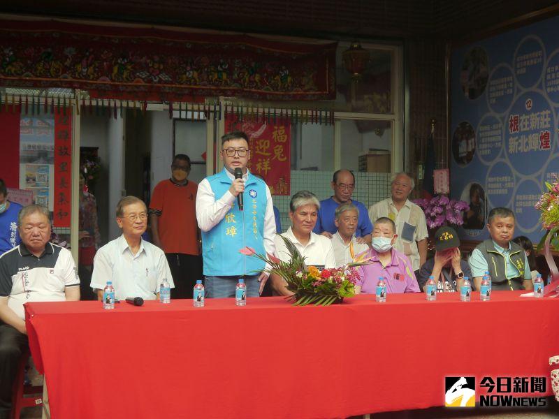 ▲蔣欣璋在父親、新北議長蔣根煌及在地民意代表、領袖陪同下，宣布接受國民黨徵召參選立委。（圖 ／記者吳嘉億攝，2023.06.21）