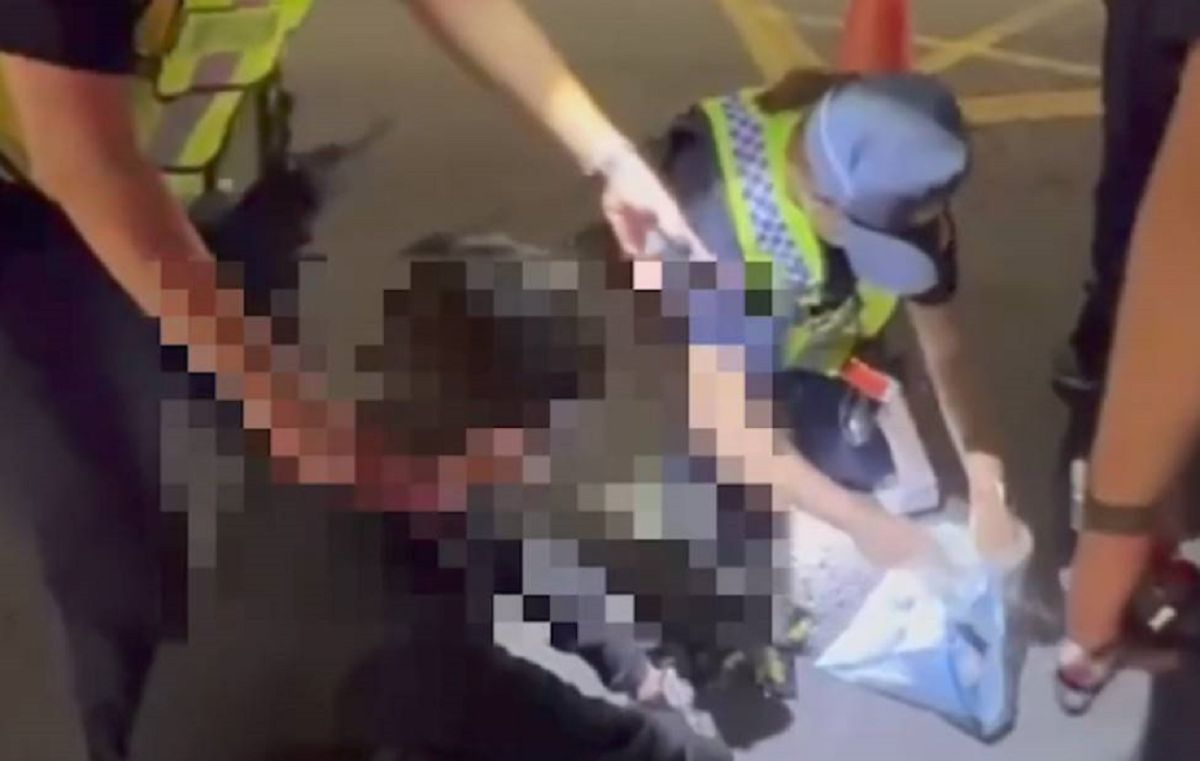 ▲高雄市一名鄧姓男子昨晚於前金區中華三路段遭警攔查，員警在其駕駛座位附近查獲可疑毒品咖啡包。(圖／記者郭凱杰翻攝)