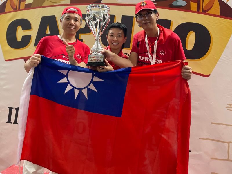▲CAPUTO盃世界披薩大賽經過了3天激烈競賽，台灣選手王思慈(左起)、林宜臻、楊榮心組隊參加國際組團體賽，勇奪「CAPUTO盃世界披薩職人錦標賽」的亞軍。（圖／河洛企業提供）
