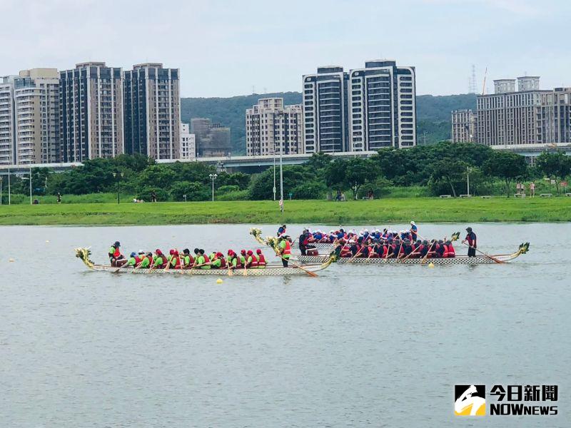 ▲新北市議長盃龍舟錦標賽今明兩天賽事於微風運河展開。（圖 ／記者吳嘉億攝，2023.06.22）