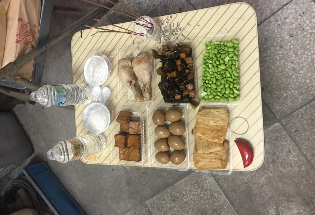 ▲過去有一家人，在祭拜地基主時，整整10分鐘都「擲無聖筊」，後來換兒子擲筊問，竟然一下就找出關鍵問題。（圖／靈異公社）