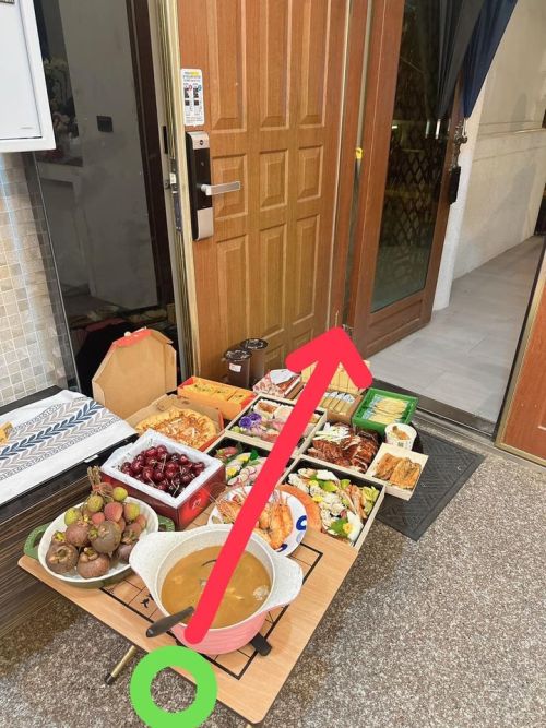 ▲張定瑋老師也給出正確方式，住在現代建築的民眾，祭拜地基主的方式應該站在門內拜門口45度角。（圖／張定瑋老師臉書）