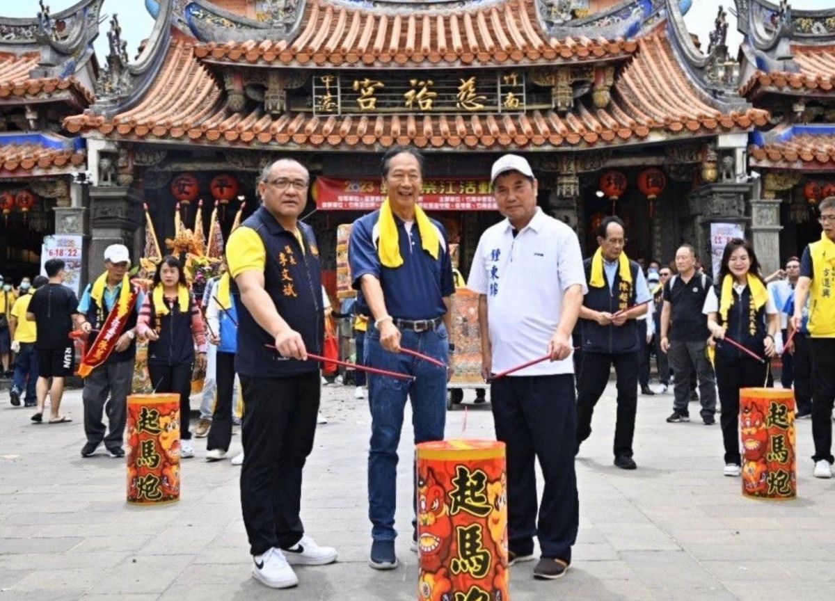 ▲鴻海創辦人郭台銘近來動作頻頻，外傳他將獨立參選總統。圖為郭台銘與苗栗縣長鍾東錦、縣議長李文斌同台。（圖／郭台銘辦公室提供）