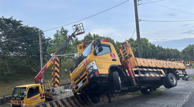 ▲宜蘭一名工人遭傾斜吊車夾傷，送醫不治。（圖／翻攝畫面）