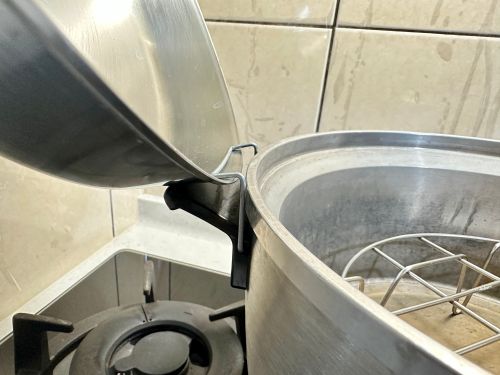 ▲清潔乾淨的電鍋蓋不要再往回蓋，應善用電鍋手把上的鋁條，將鍋蓋直立扣在手把上，讓電鍋內保持通風，才能避免細菌滋生。（示意圖，圖／周淑萍攝）
