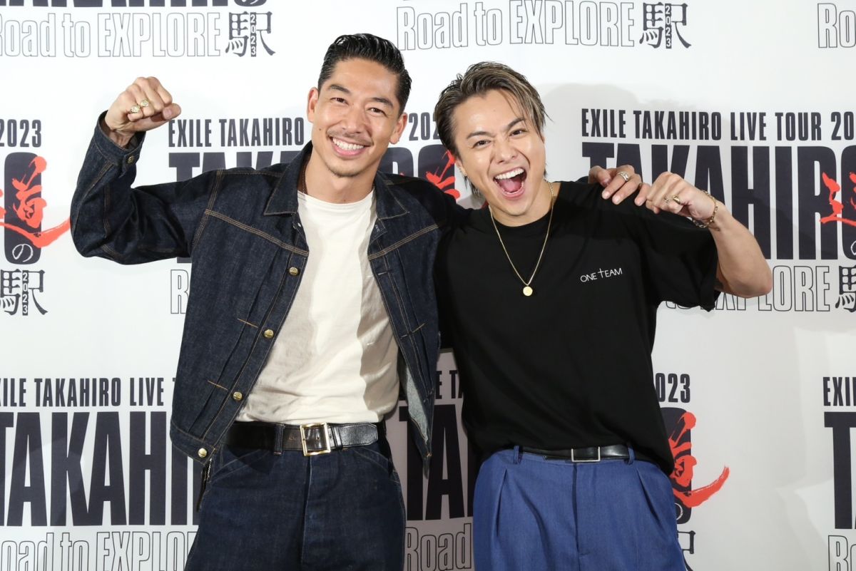 ▲AKIRA（左）教TAKAHIRO講「哇酷哇酷WAKU WAKU」，說是台灣的流行語。（圖／LDH）