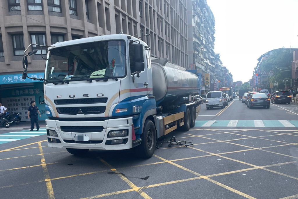 ▲油罐車意外撞上單車，險些輾過黃姓女騎士。（圖／翻攝畫面）