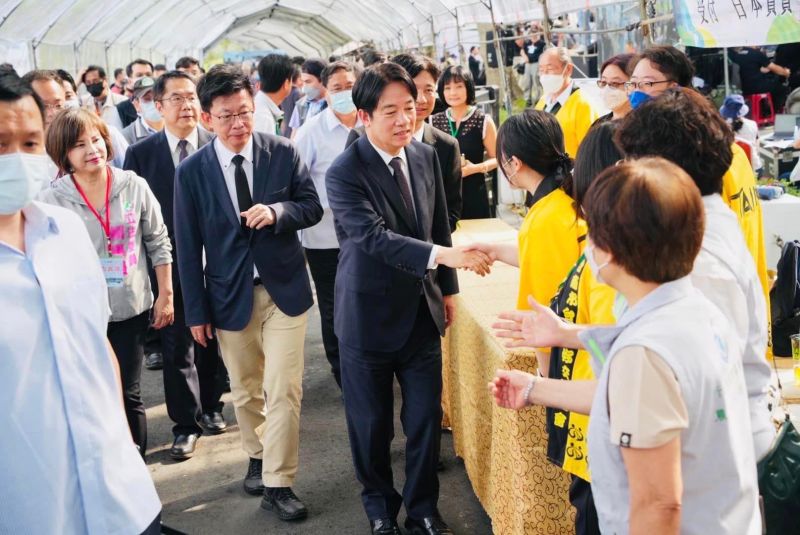 ▲立委郭國文身著卡其褲的印象深植選民心中，更透露自己有近20件卡其褲。（圖／翻攝自郭國文臉書）