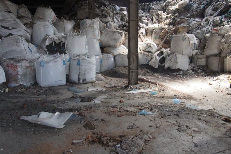 ▲警方在北斗鎮一間閒置廠房內，發現大量廢棄物。（圖／翻攝畫面）