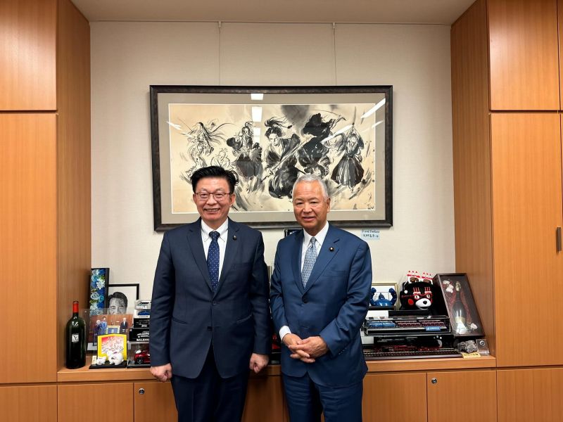 ▲立委郭國文赴日拜會日本重量級議員甘利明,有別於以往卡其褲搭配,換上成套西裝。(圖/翻攝自郭國文臉書)