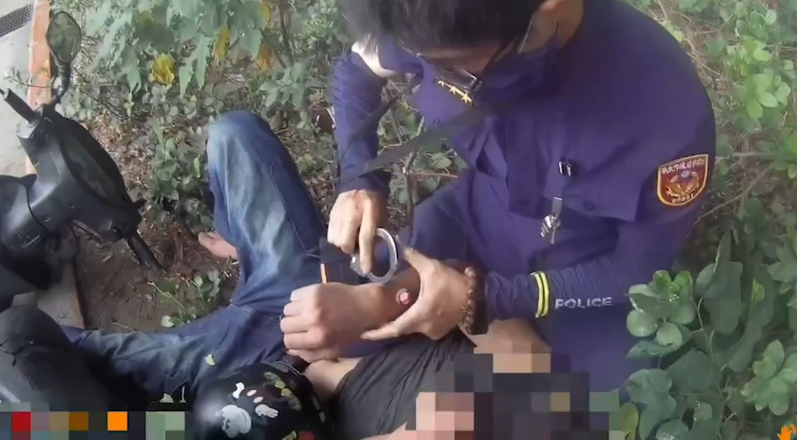 ▲朱姓男子不願配合警方調查，趁隙作勢攻擊員警，隨即被警方壓制逮捕，但過程中卻導致員警臉部受傷。經查朱男為毒品通緝犯，訊後依通緝及妨害公務罪嫌，移請新北檢偵辦。（圖／翻攝畫面）