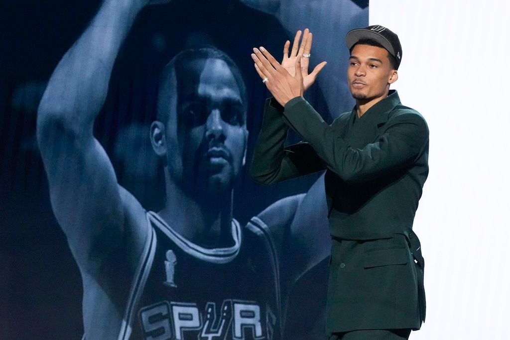 ▲超級新星Victor Wembanyama在首輪第一順位被聖安東尼奧馬刺選中，他成為了本屆的選秀狀元，他將穿上1號球衣，並出賽夏季聯賽。（圖／美聯社／達志影像）