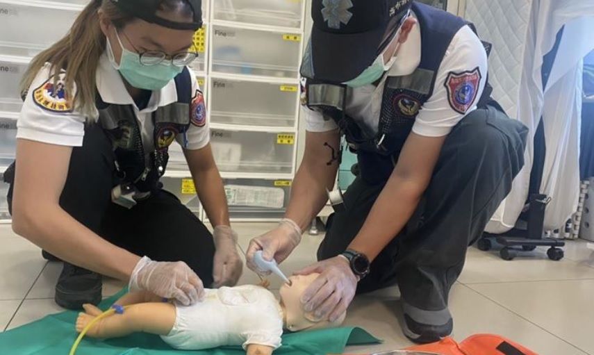 ▲高雄孕婦突然臨產，順利生下人魚寶寶，仁武分隊模擬當時緊急引導生產的狀況。（圖／翻攝畫面）