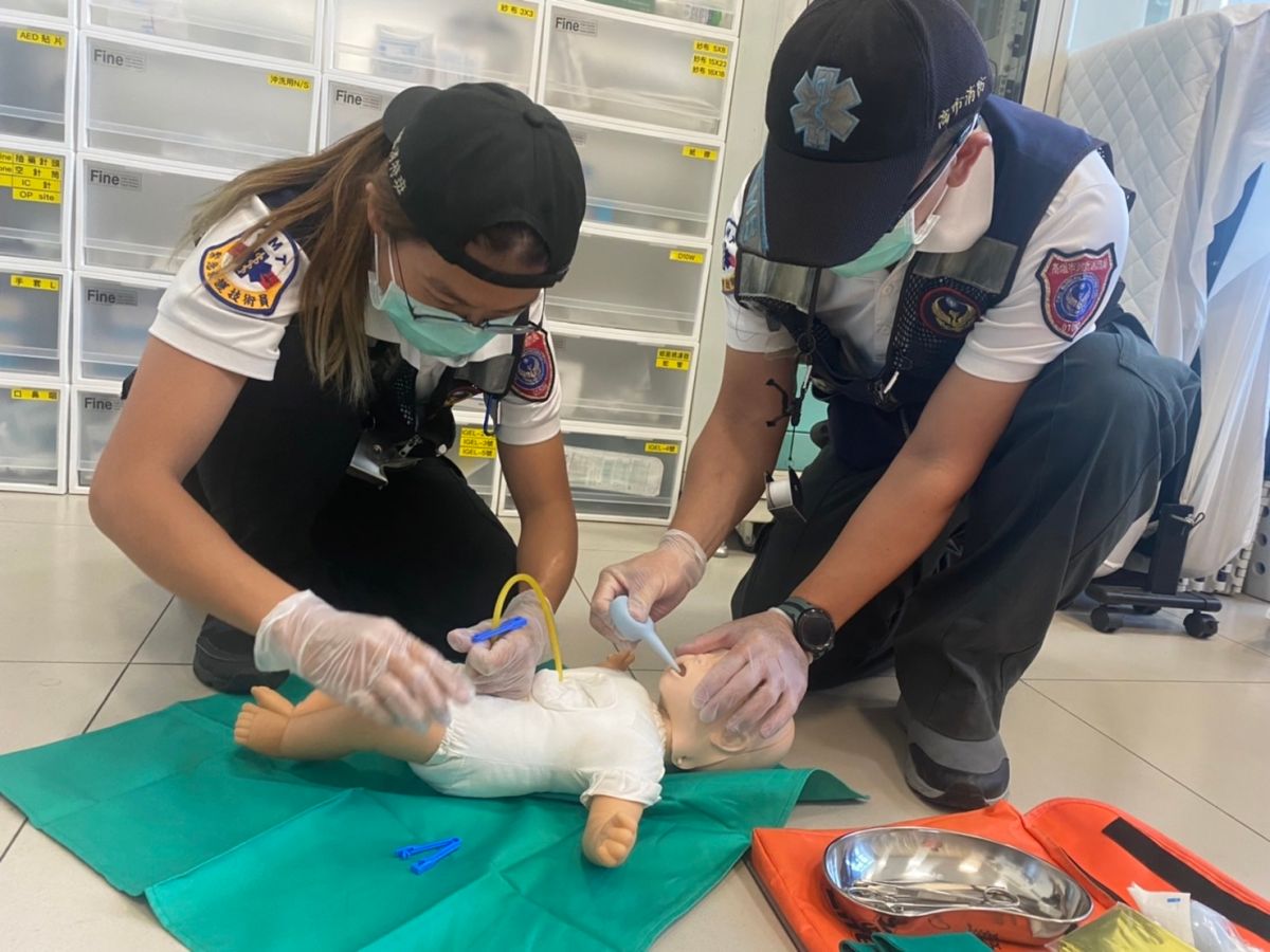 ▲高雄市消防局仁武分隊救護員協助急孕婦生產過程中發現是罕見的「人魚寶寶」，當下決定剪破羊膜讓女嬰順利誕生，圖為現場救護處置模擬示意畫面。（圖／高市消防局提供）